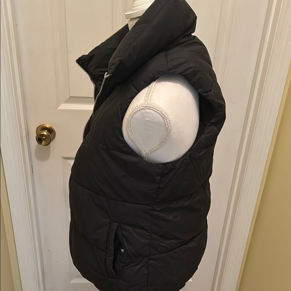 Women's old navy size medium Black Puffer Vest - Picture 4 of 5